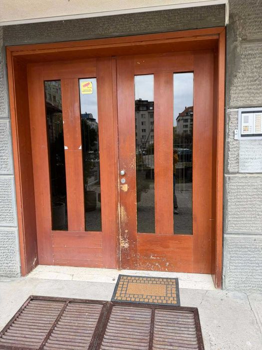 Продавам тристаен с гараж