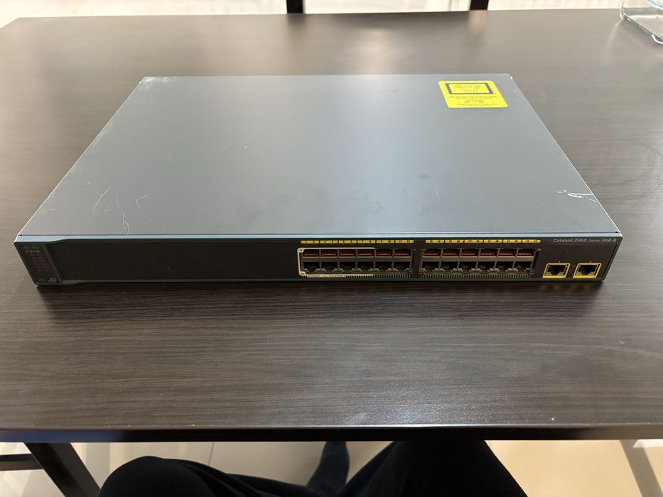 Cisco Catalyst 2960 24 porturi PoE 8 si 2 uplink uri