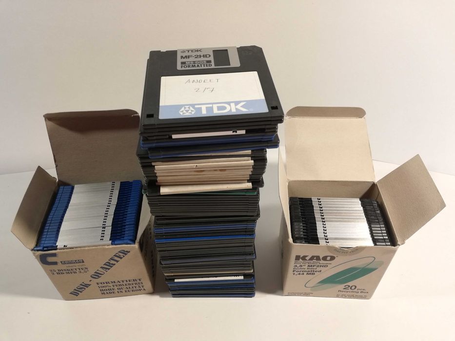 Pachet de dischete diverse, nu cred ca functionale, pt proiecte