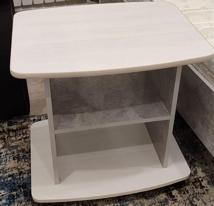 Продам журнальный столик на колесиках