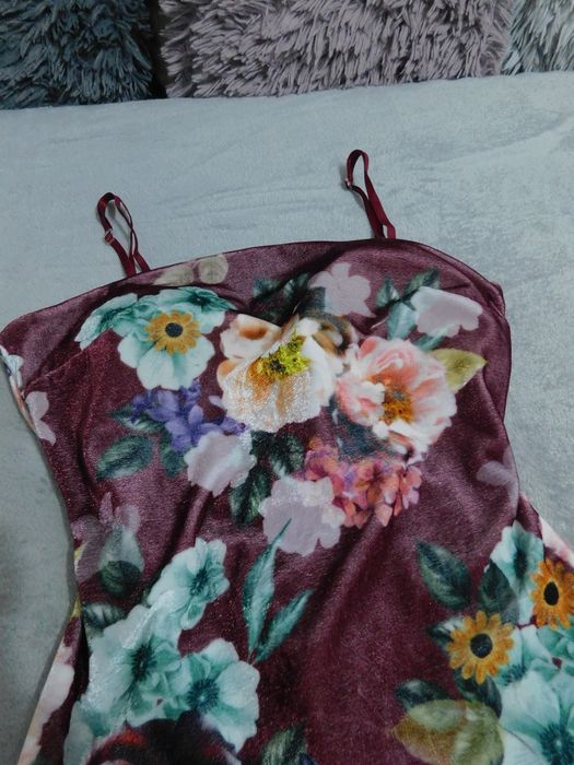 Rochie cu flori din catifea