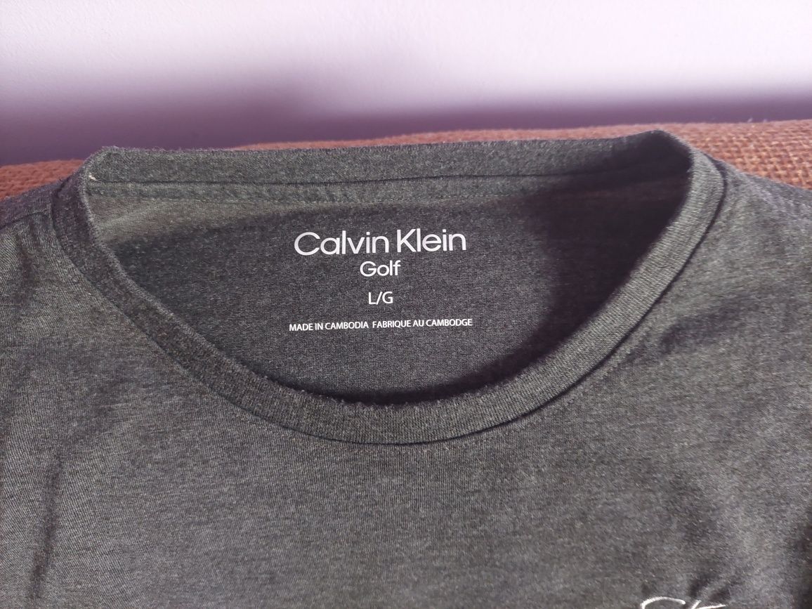 Vînd tricou Calvin Klein