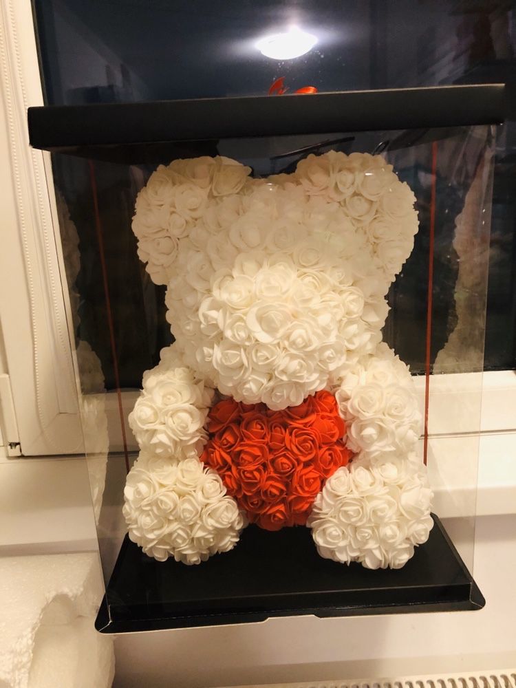 Ursulet alb cu inima rosie in cutie 40 cm 150 lei