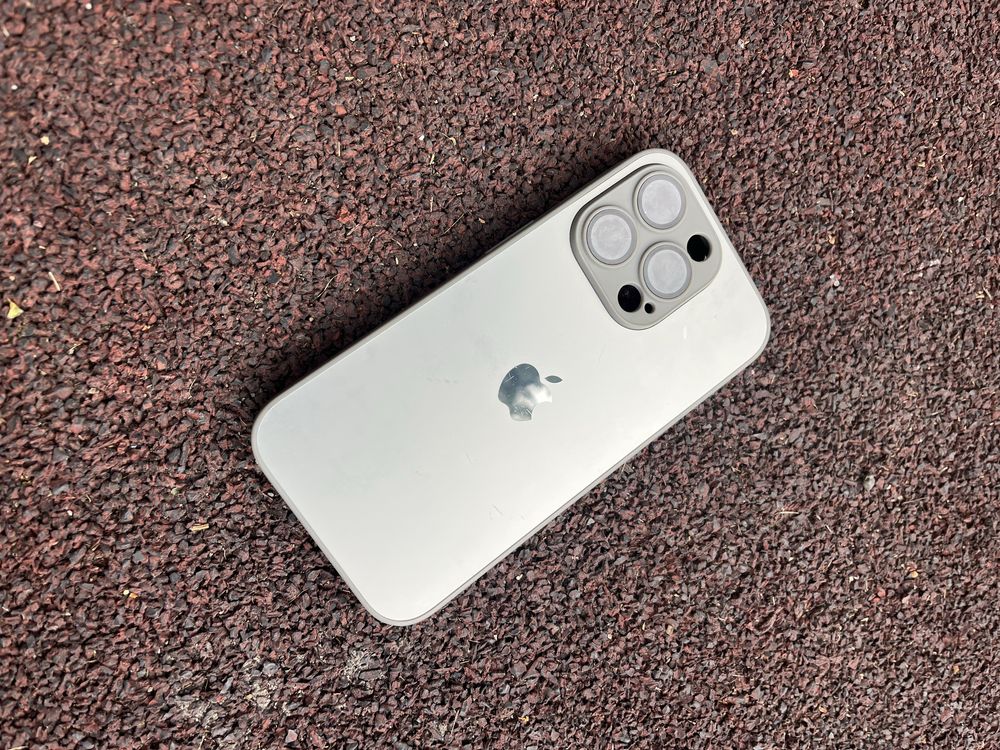 Продам 2 чехла на iphone 15 pro