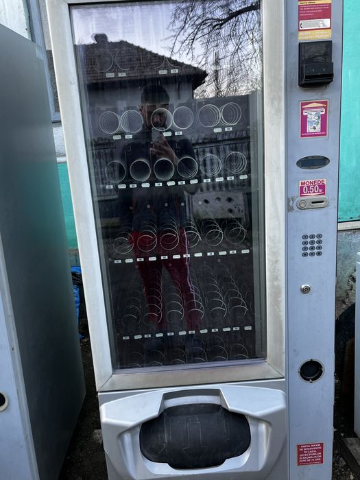 Vând două aparate vending