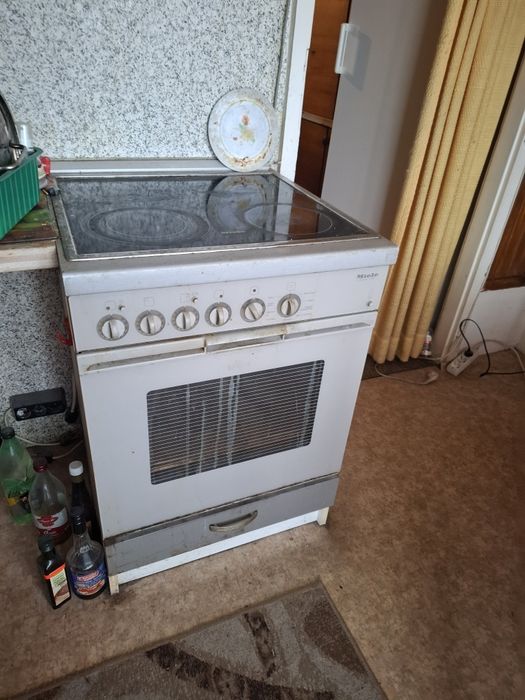 Продавам печка MIELE с фурна и с керамичен плот с 4 котлона.