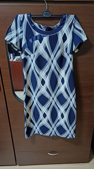 Vând rochie elegantă marimea  42  preț 150 lei.