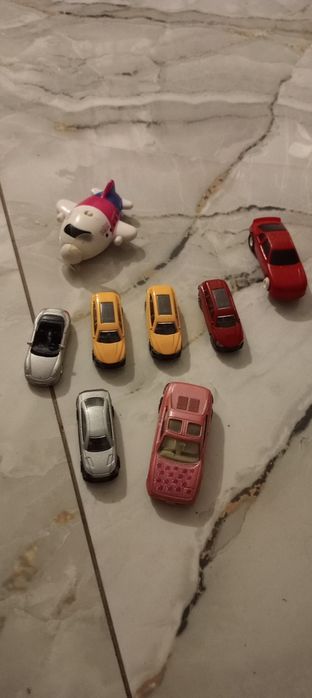 Diverse jucarii si robot pentru mancarea bebelușului