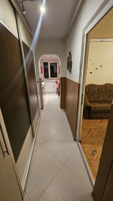 Închiriez apartament cu 2 camere