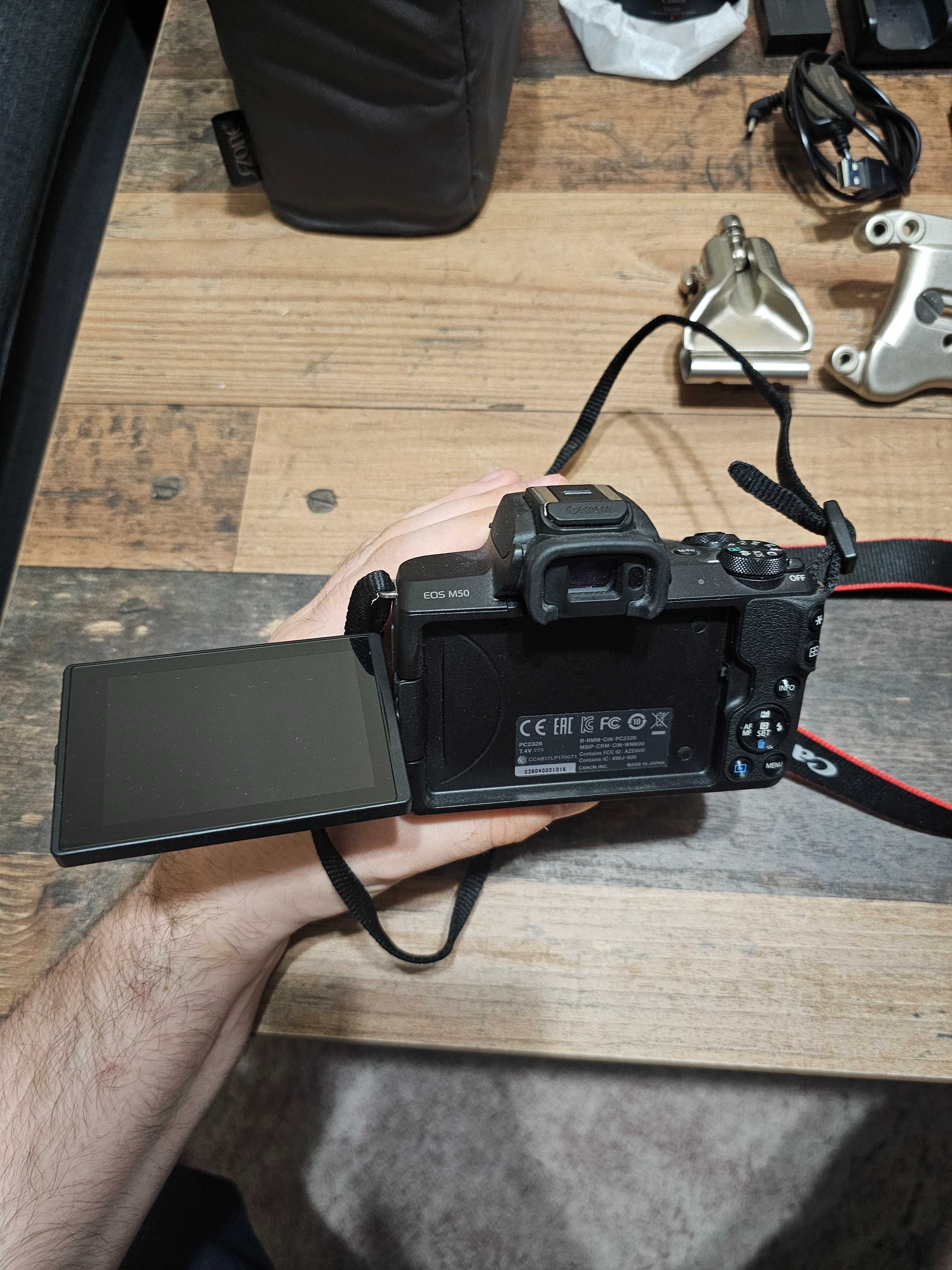 Canon EOS M50 с 2 обектива, калъф и други аксесоари.