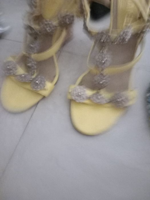 Sandale galbene chanel