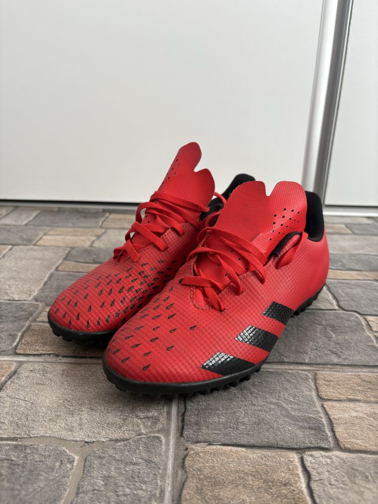 Adidas predator pentru sintetic. Marimea 40
