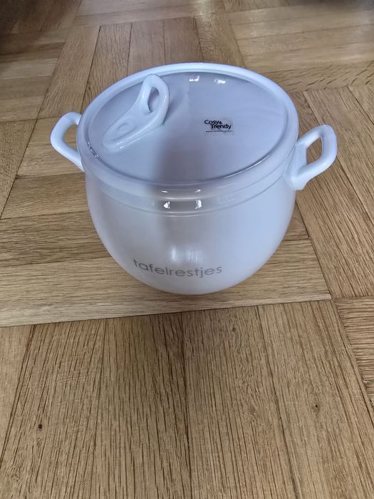 Порцеланова тенджерка и подарък към нея солници