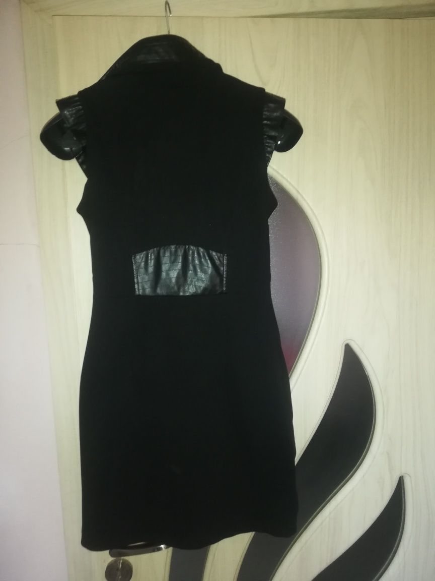 Черна рокля с кожени мотиви
