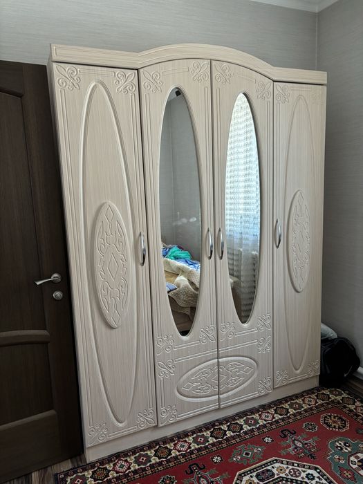 Комплект мебели для спальни – шкаф, кровать, комод, тумбочка