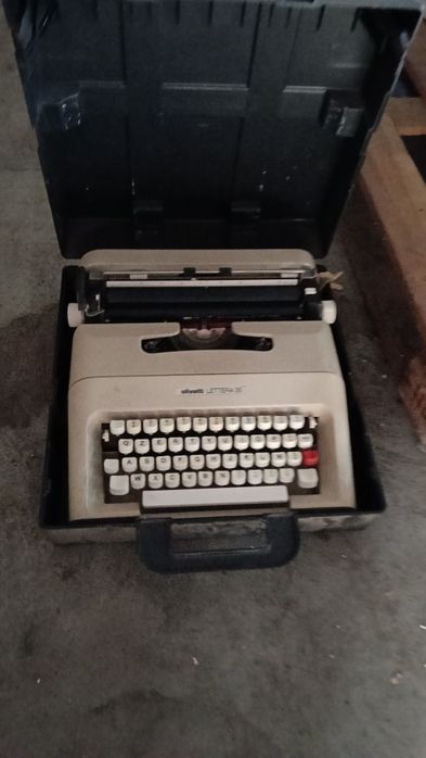 Mașină de scris portabilă Olivetti Lettera 35 anul 1974