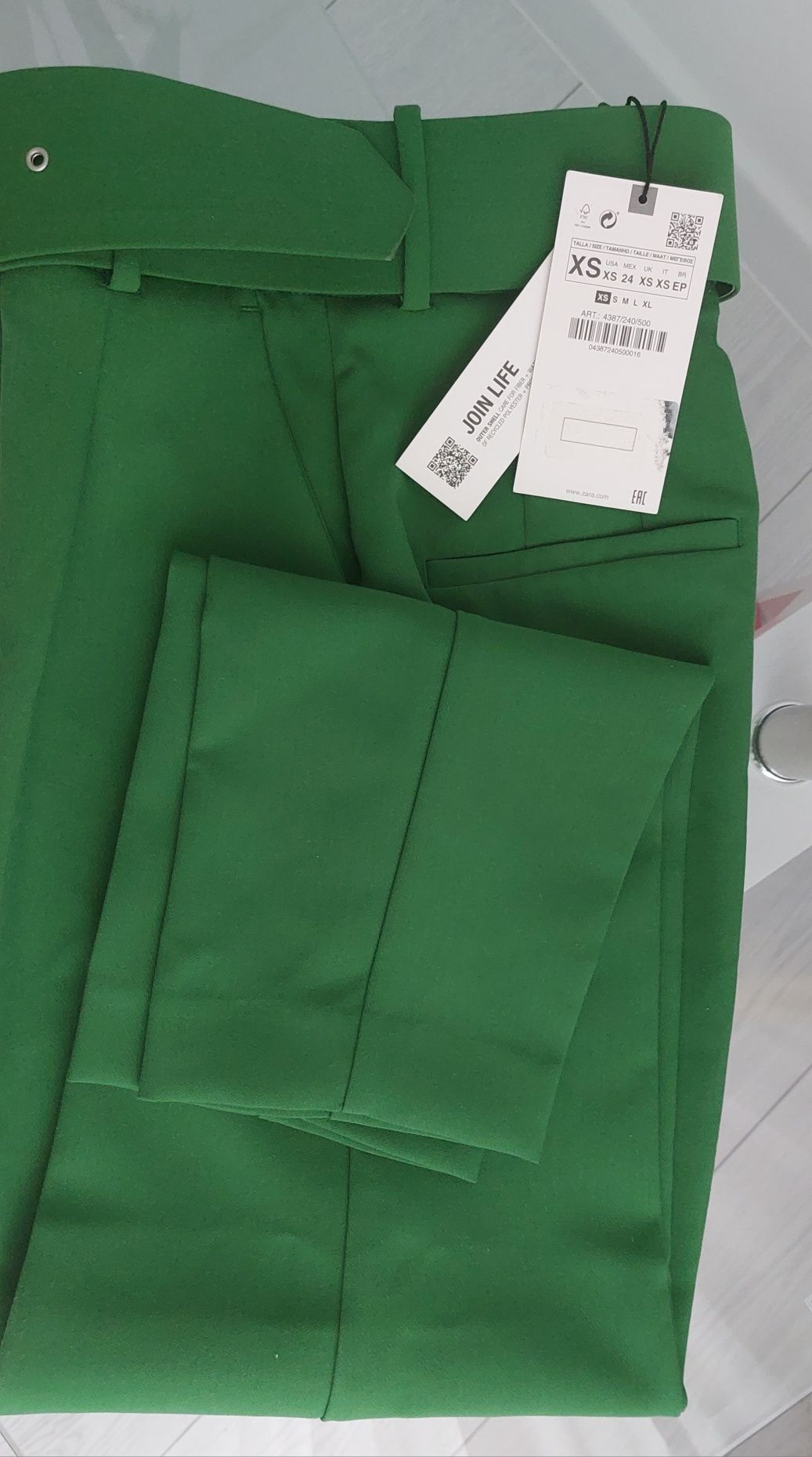 Pantaloni noi ZARA