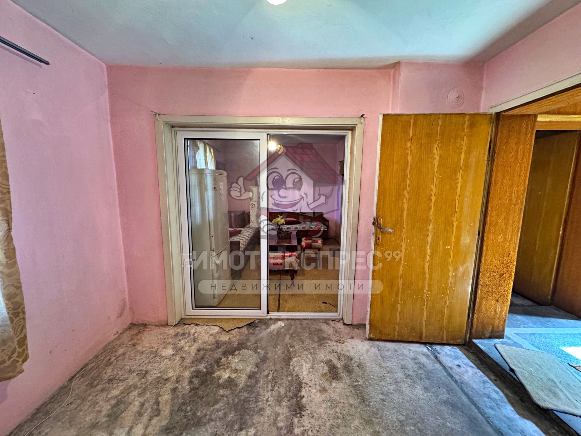 Самостоятелна къща, с двор, 156кв.м, с три спални, кв.Изток
