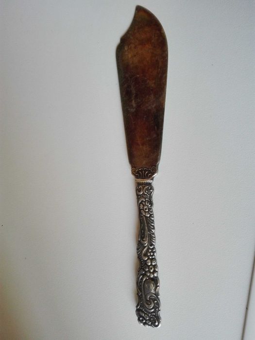 Сервиз за вино и посребрен нож .