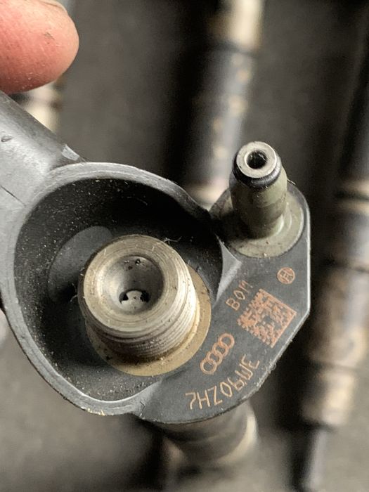 Injector 057130277  Audi