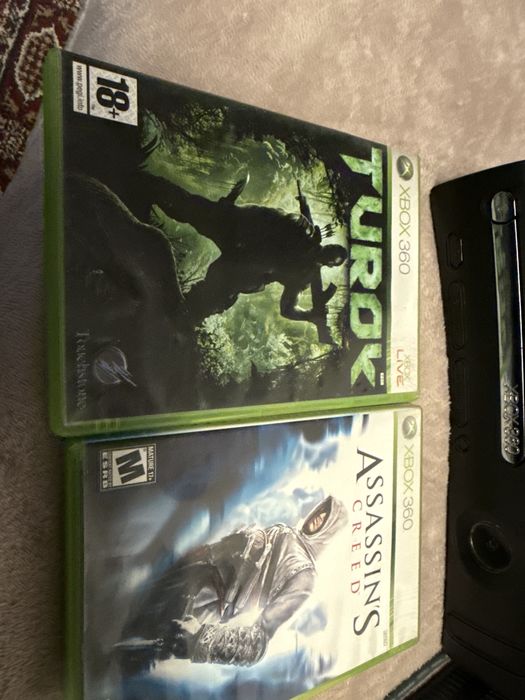 Vand Xbox 360 + 2 joystick + 2 jocuri