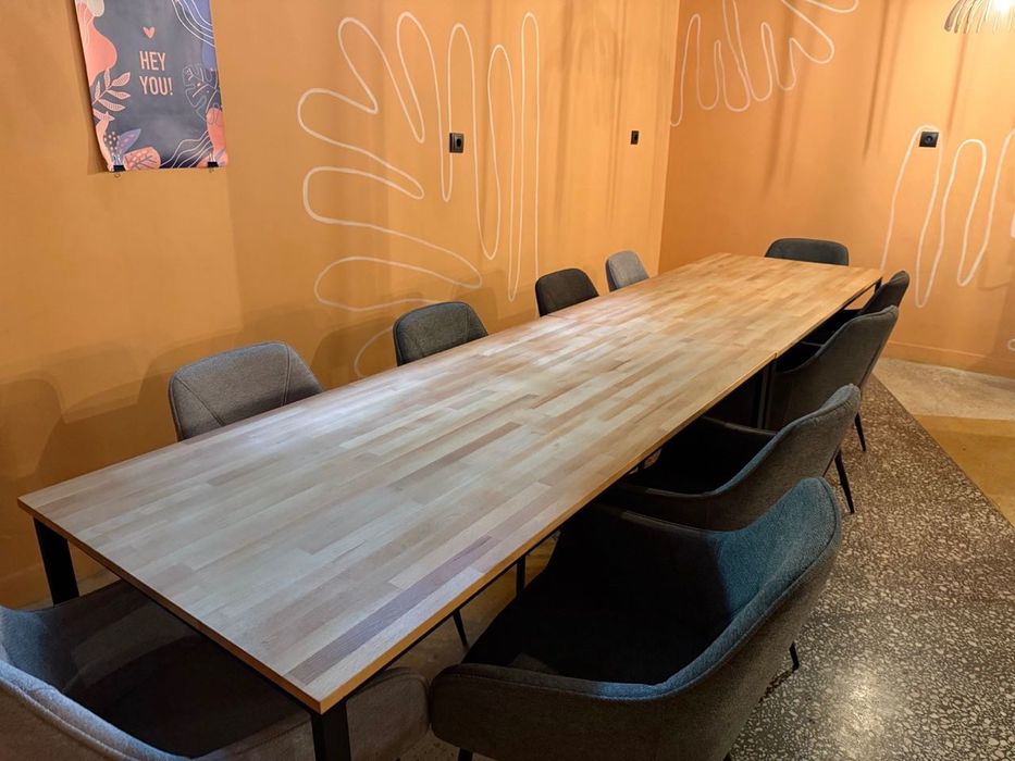 Продават се трапезни столове и маси