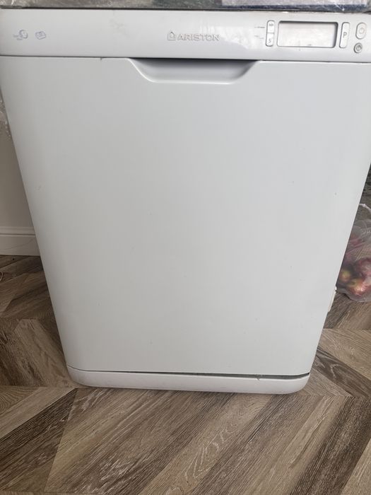 Отдам посудомоечную машинку Ariston на запчасти.