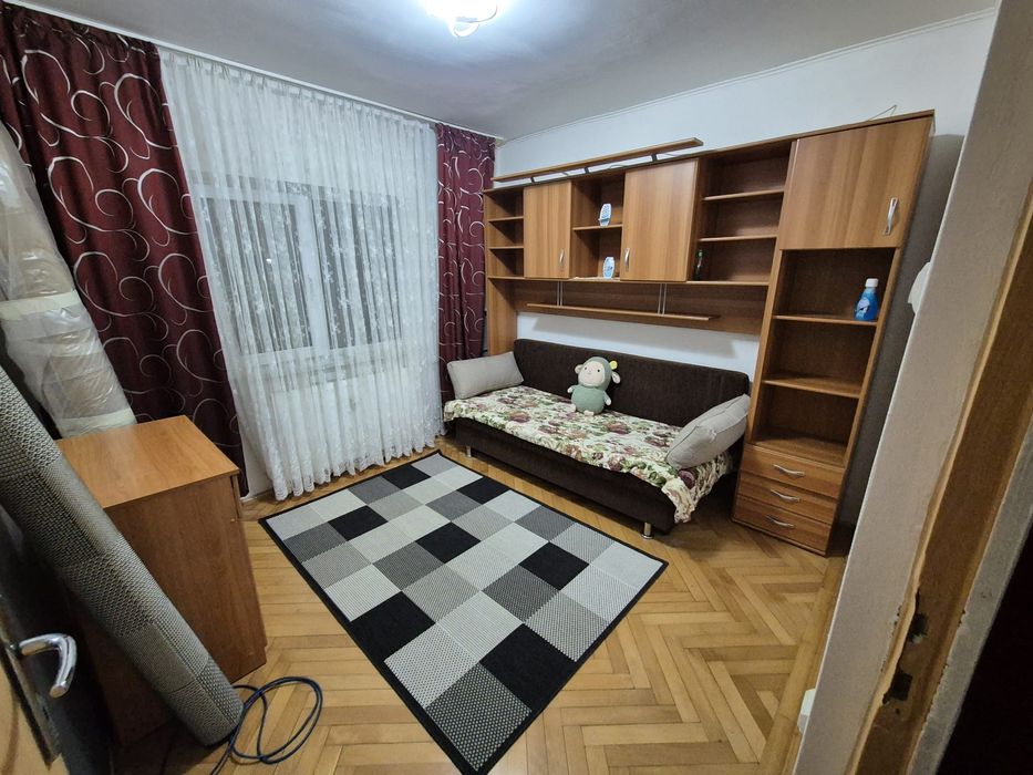 Închiriez apartament 4 camere