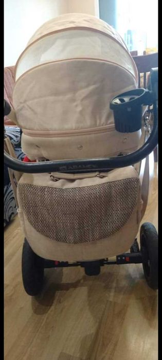 Бебешка бежова количка