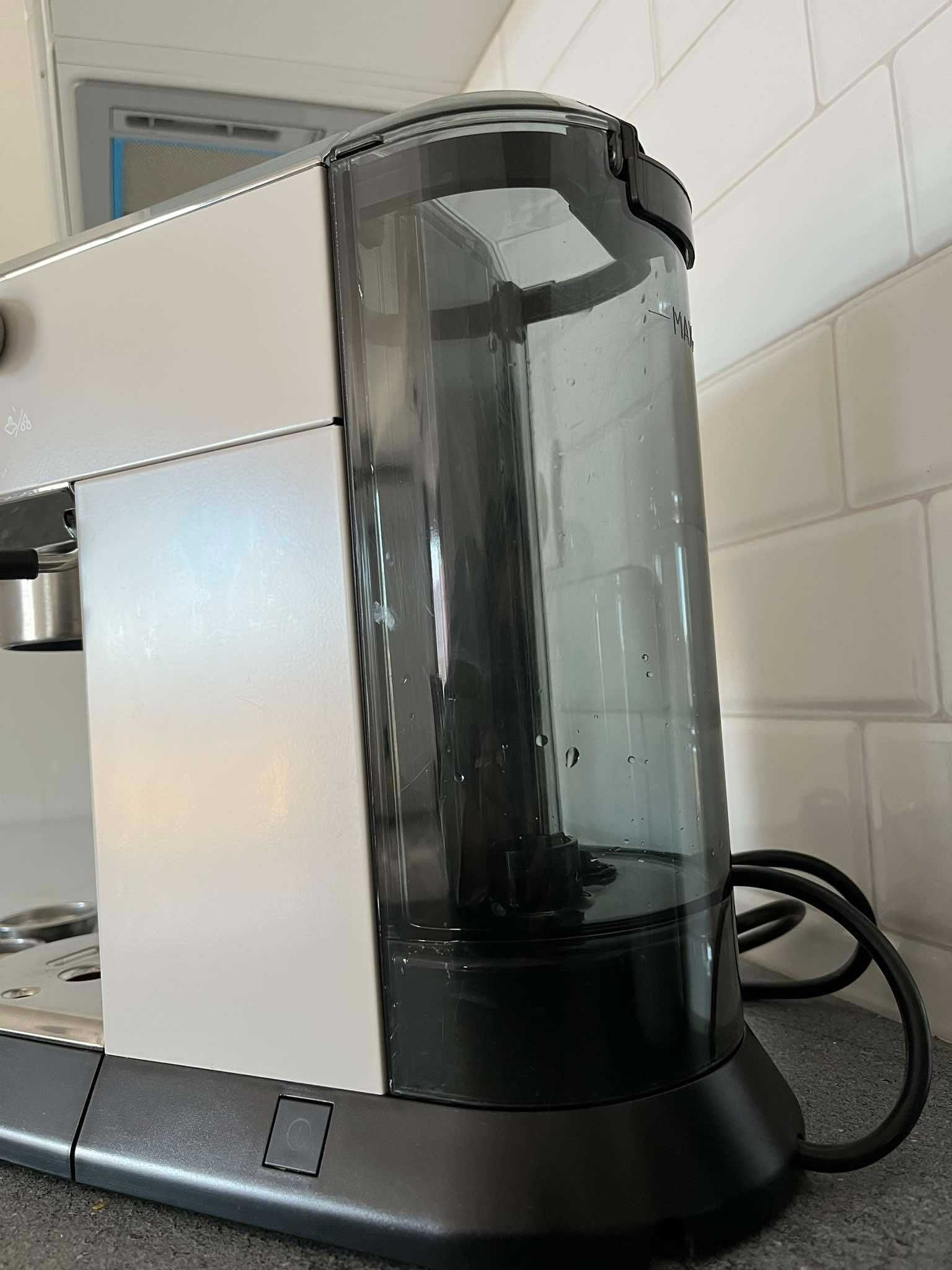 Еспресо кафемашина Delonghi Dedica EC685.W 1350W (Бяла) 15 Bar