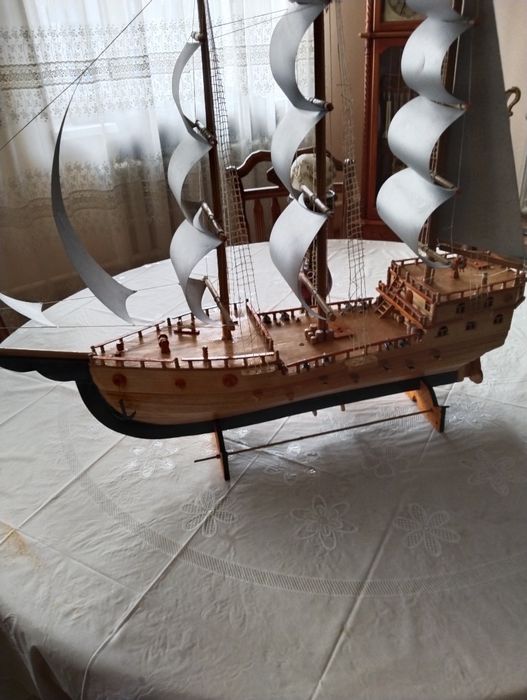 Корабль деревянный сувенирный.