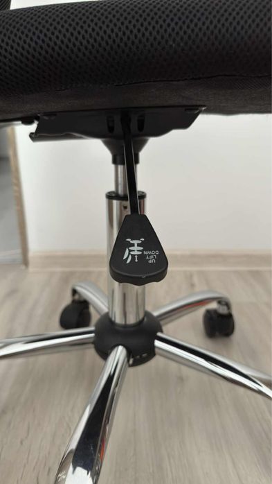 Scaun birou copii negru stare impecabilă