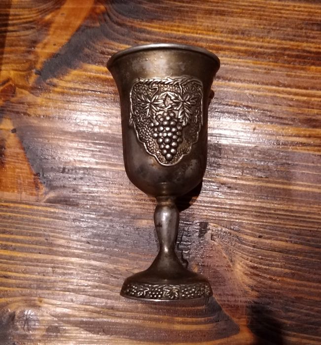 Старинна чаша грозд