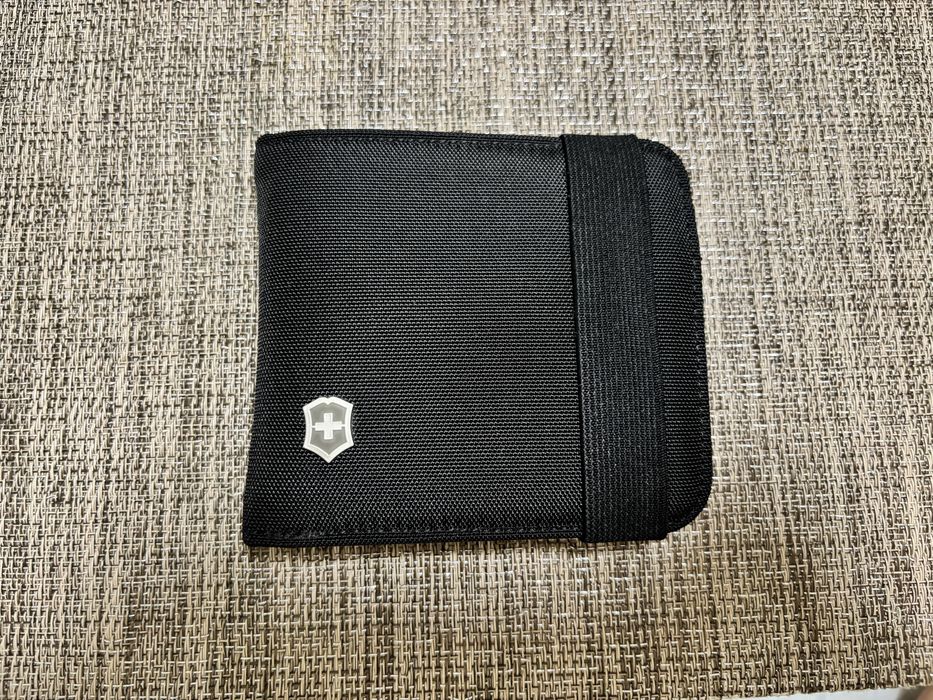 Мъжки портфейл Victorinox Bi-Fold RFID