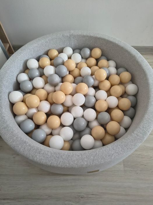 Vând piscină cu bile