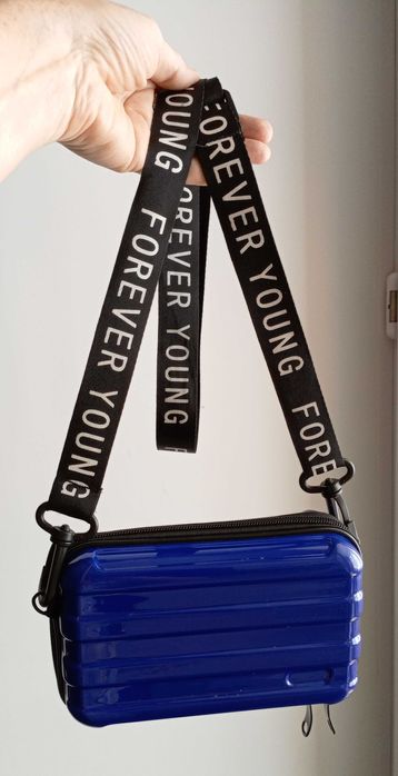 Лёгкая жесткая сумочка через плечо. Новая