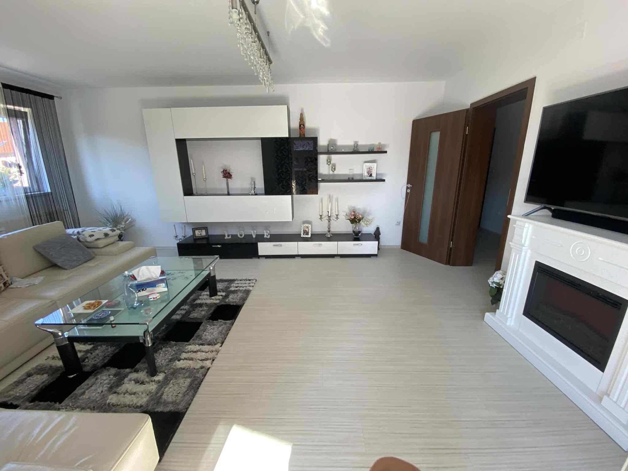 Apartament de închiriat cu 3 camere în zona rezidențială