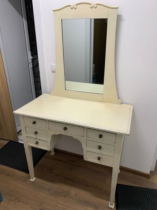 Старинна тоалетка с огледало