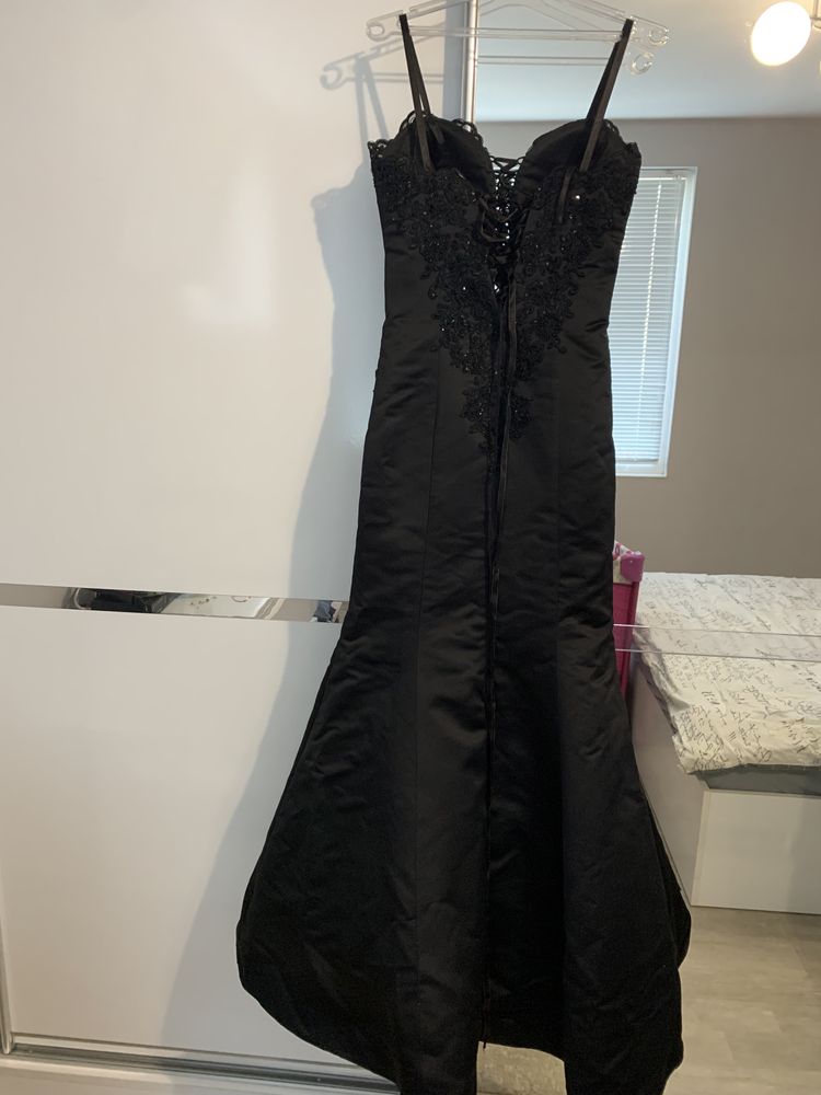 Черна бутикова рокля
