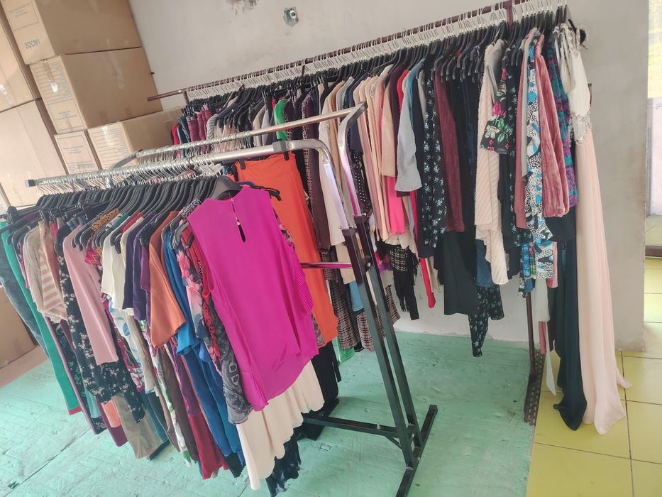 Stocuri de ață, fermoare ,nasturi, umerașe, haine firmate