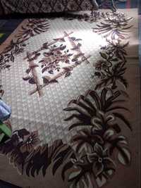 Голям мокетен килим в кафяво