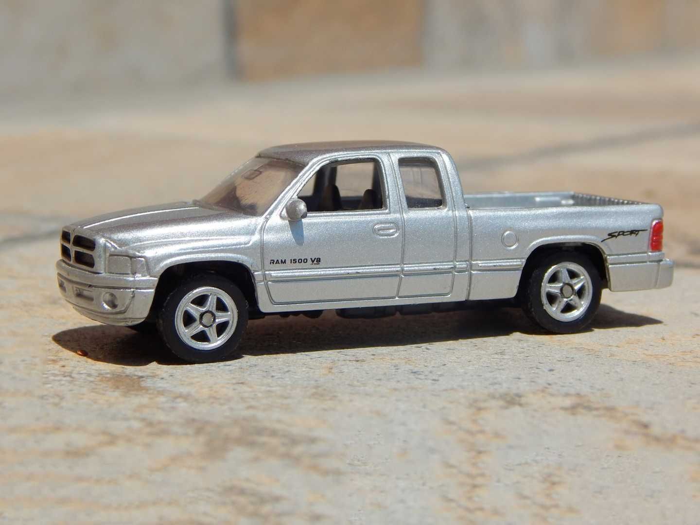 Macheta camioneta pickup Dodge RAM 1500 V8 Sport sc 1:60 2002