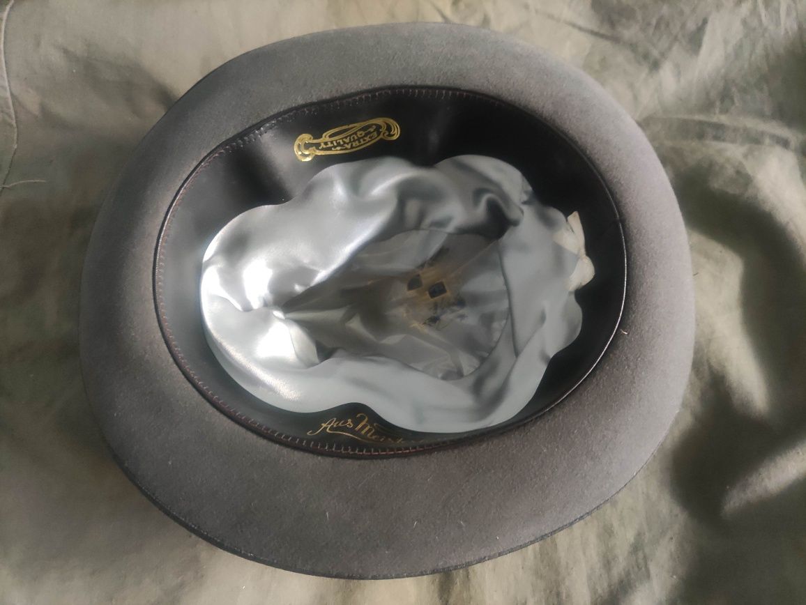 Продавам шапка Aus Meisterhand Akron Lux 
 59 номер .
Изглежда неползв