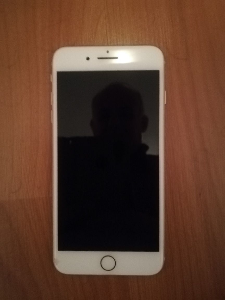 Продавам IPhone 8+