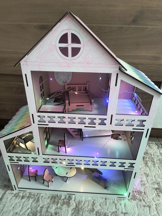 Къща за кукли светеща