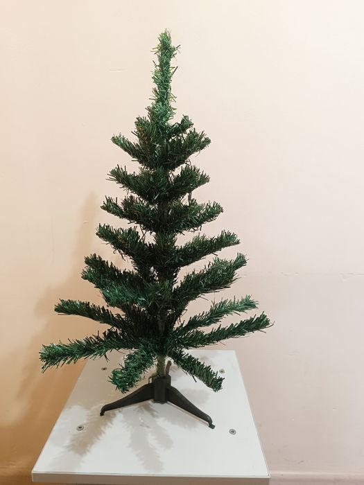 Маленькая Ёлка на ножках с гирляндой.