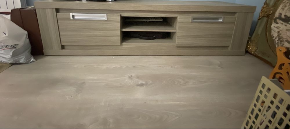 Продам тв тумбу в отличном состоянии