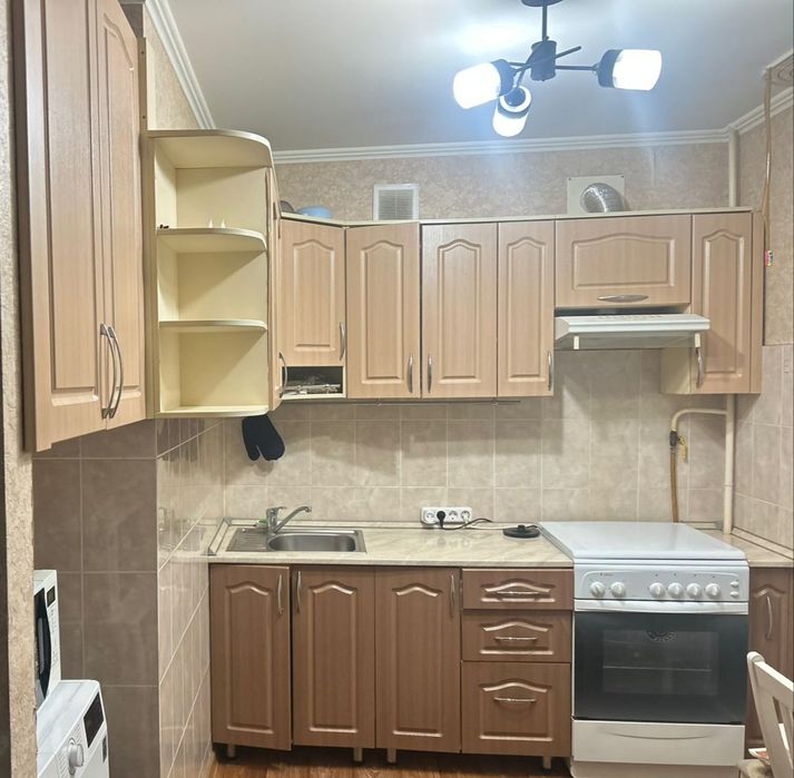 Продам кухонный гарнитур с вытяжкой