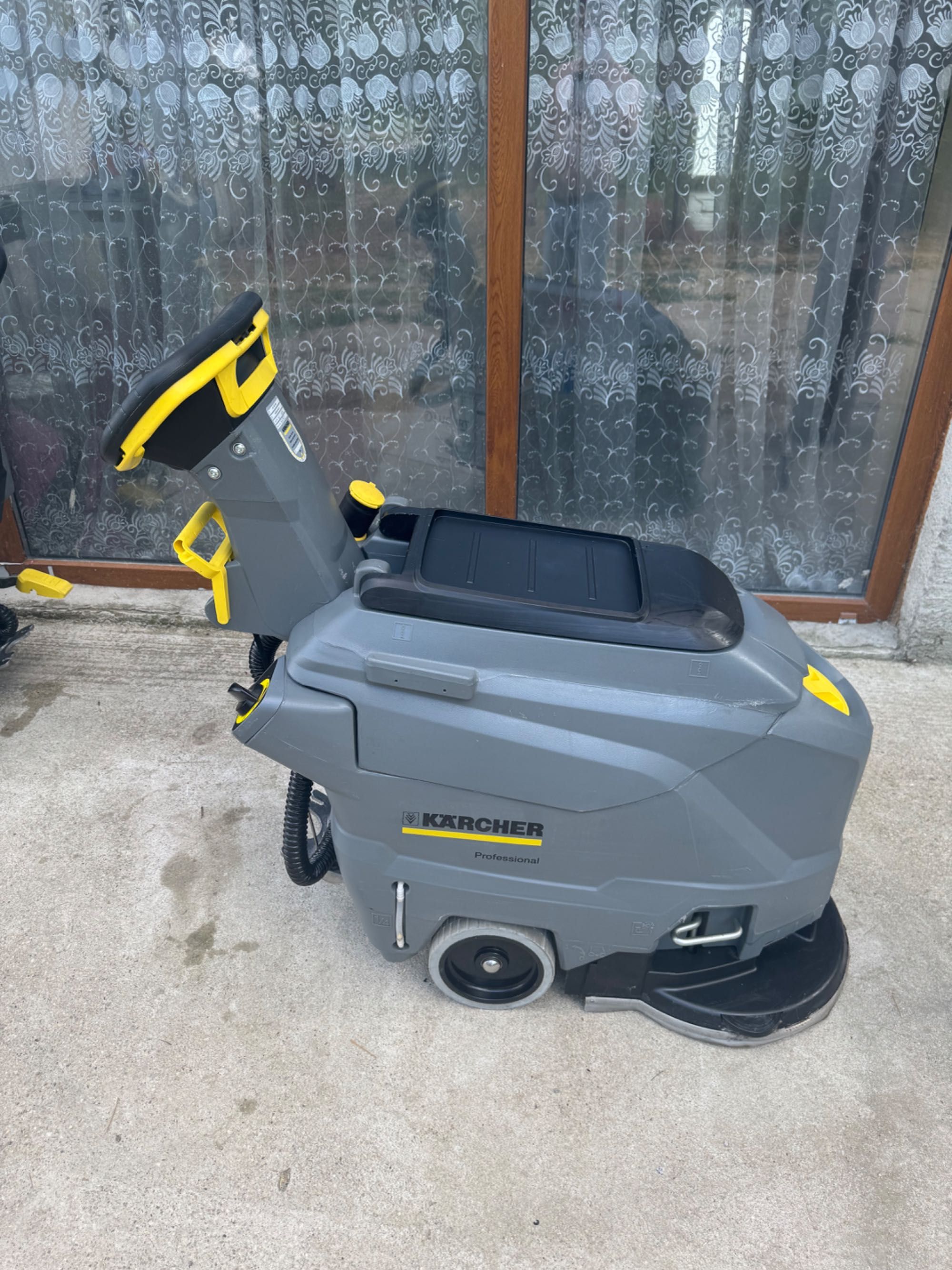 Masina de spalat pardoseli profesionale. Karcher
