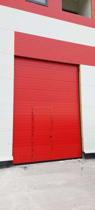 Ușa de garaj  sectionala izolata industriala începând de la 999 euro